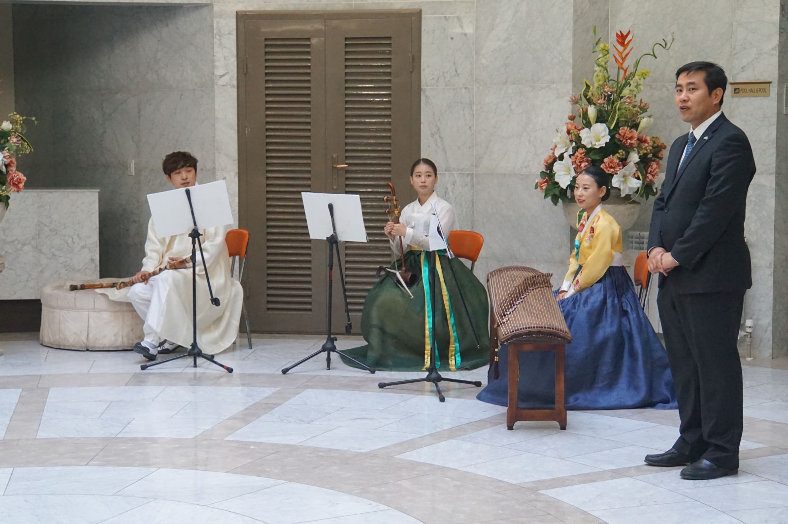 주카자흐스탄 문화원장의 인사 후 해외문화예술봉사단의 '찾아가는 국안 공연'이 진행됐다.