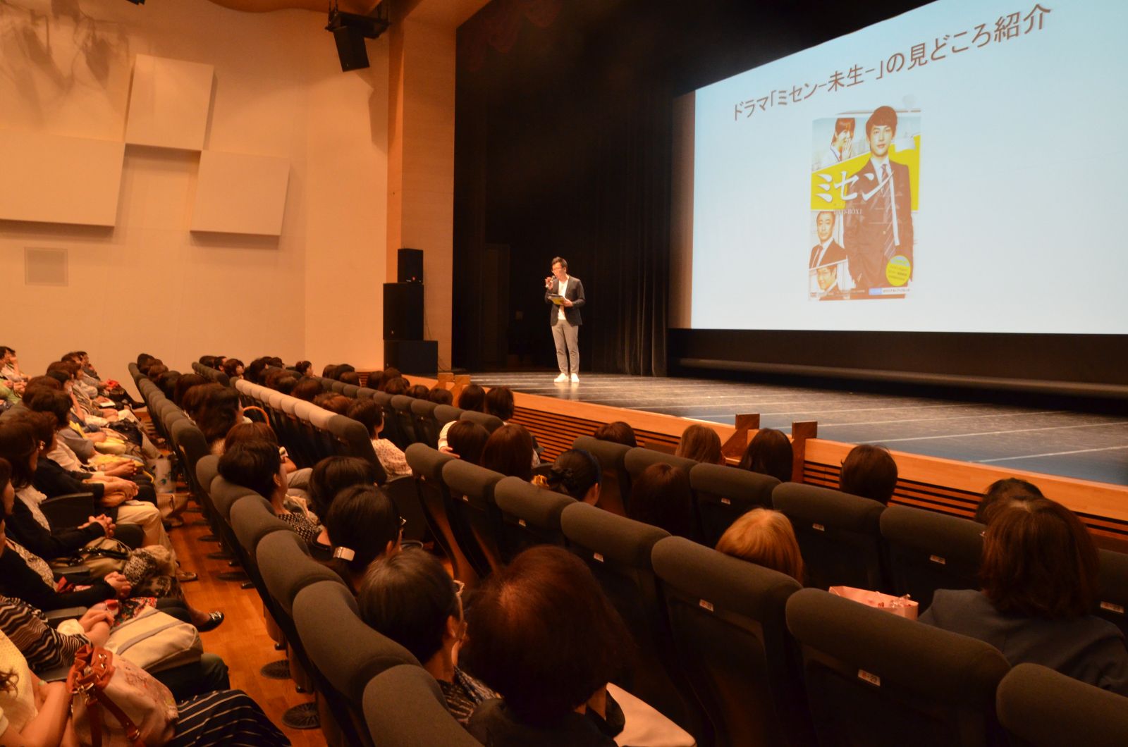 입담 좋은 한국대중문화저널리스트　후루야　마사유키 씨가 드라마 각각의 매력과 한국문화를 소개해 관객들의 이해를 도왔다.