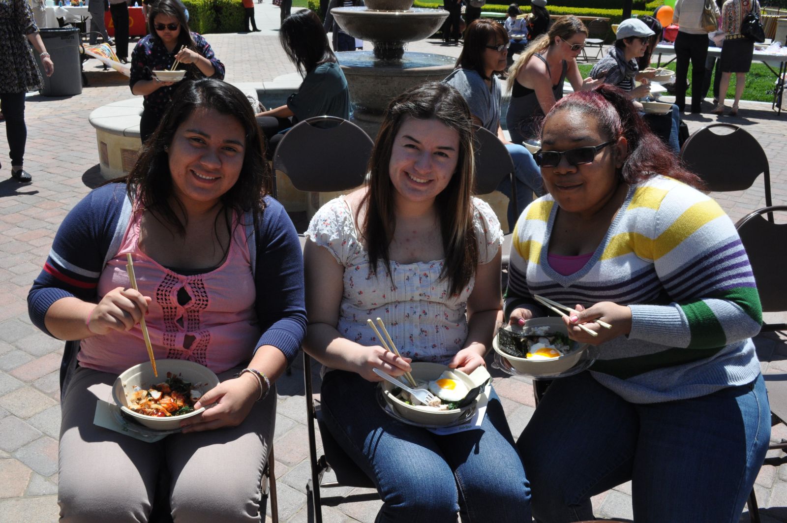 학생들이 비빔밥을 체험하며 즐거운 시간을 보내고 있다.