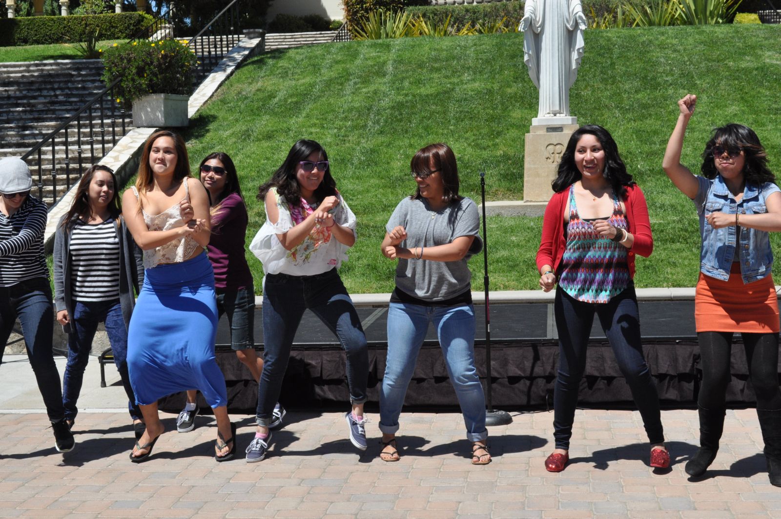 학생들이 '강남스타일 배틀'을 하며 행사를 만끽하고 있다.