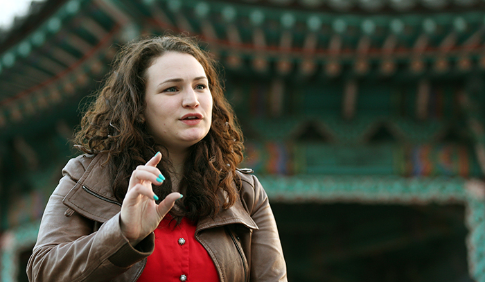 뉴욕 맨하튼 할렘에 위치한 데모크라시 프렙차터 스쿨에서 미국역사를 가르치고 있는 캐리 워크 교사. (사진: 전한 기자)