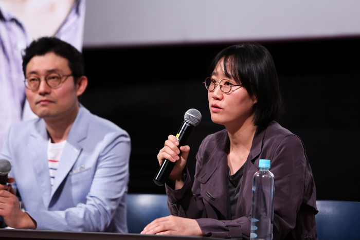  관객들과 대화를 나누는 정주리 감독(오른쪽)