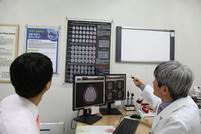 ‘한국인 허혈 뇌지도’ 표준도판과 환자의 MRI 사진을 비교해 뇌경색 정도를 파악 할 수 있다. 