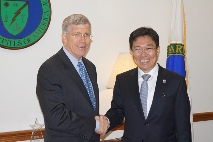 방미중인 윤상직 산업통상자원부(MOTIE) 장관이 5월7일 워싱턴D.C. 에서 Daniel B. Poneman 미국 에너지부(DOE)장관 대행을 만나 에너지협력분야에서의 협력에 대한 공동성명을 발표한 후 악수를 하고 있다. (사진: 산업통상자원부)