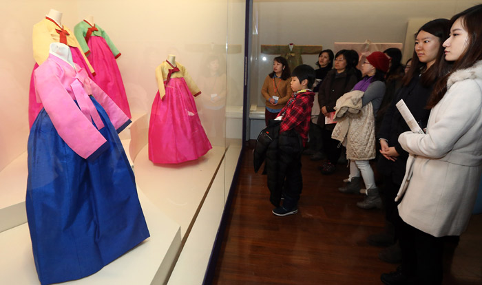 국립고궁박물관에서 열린 '덕혜옹주 특별전'을 관람하는 사람들 (사진: 연합뉴스)