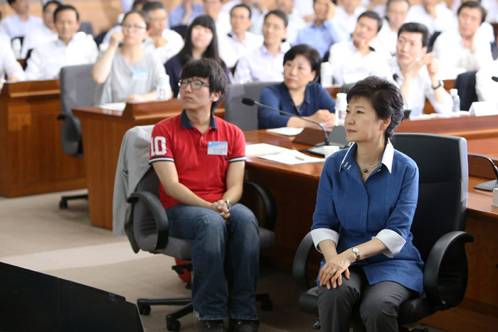 박근혜 대통령이 19일 ‘정부3.0 비전 선포식’에 참석해 유주완(왼쪽) ‘서울버스’ 애플리케이션 개발자 등과 함께 정부 3.0 추진 계획관련 동영상을 보고 있다. (사진제공 청와대)