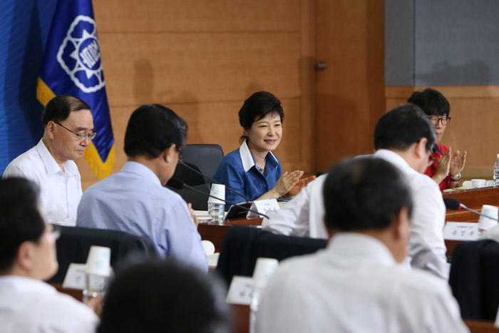 박근혜 대통령이 19일 ‘정부3.0 비전 선포식’에 참석해 사업추진관계자들에게 격려의 박수를 보내고 있다. (사진제공 청와대)