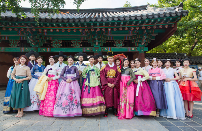 전주 향교에서 퓨전한복 드레스를 입은 모습 (사진: 손짱디자인한복)