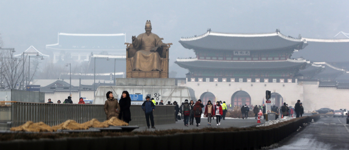 청와대와 경복궁, 광화문이 한눈에 다 보이는 광화문 광장을 활보하는 사람들. (사진: 연합뉴스)