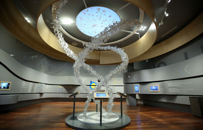 상설관에는 한글 창제 배경부터 세종학당 등을 통해 세계로 뻗어가는 한글의 발전과정이 터치스크린 화면으로 소개된다. 한글의 자음과 모음이 하늘로 올라가는 형상을 표현한 중앙의 조형물.