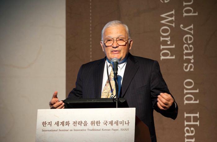 저널리스트 겸 문화역사학자 니콜라스 A. 바스베인스씨가 19일 ‘2014 한지세계화 전략을 위한 국제세미나’에서 기조연설을 하고 있다.