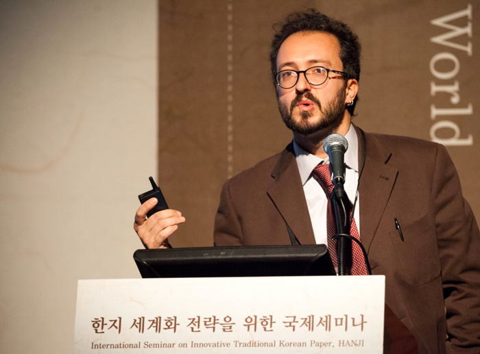 ‘2014 한지세계화 전략을 위한 국제세미나’에서 한지의 우수성을 설명하고 있는 이탈리아 플로렌스 국립도서관 도서보존전문가 알렉산드로 시도티(사진 위)씨와 프랑스 국립자료원 보존전문가 로랑 마르탱씨.