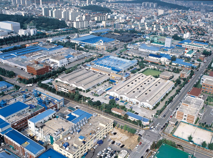  충북 청주의 한국도자기 본사와 공장