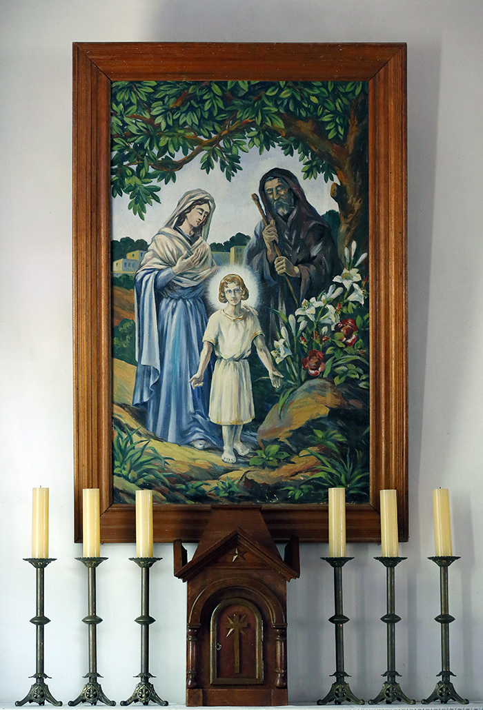  (위) 페렝신부의 사촌이 그려 기증했다는 대형 성가정(예수, 요셉, 마리아)화, (아래) 합덕성당의 김대건 신부 동상. (사진: 전한)