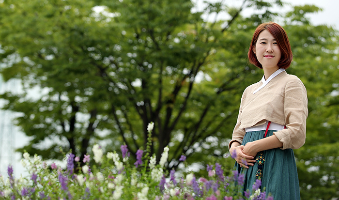 손수 제작한 생활한복을 입은 황이슬 대표 (사진: 전한)