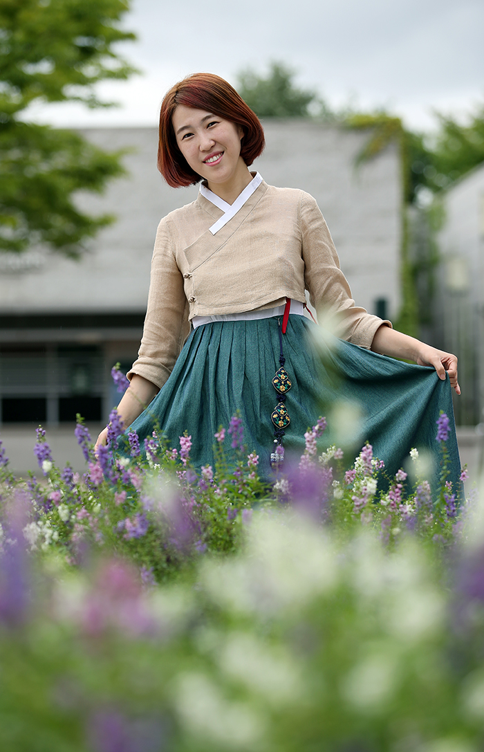 손수 제작한 생활한복을 입은 황이슬 대표 (사진: 전한)