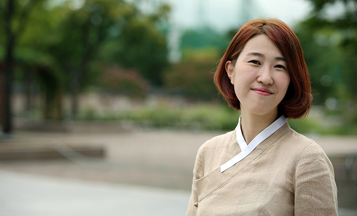 손수 제작한 생활한복을 입은 황이슬 대표 (사진: 전한)