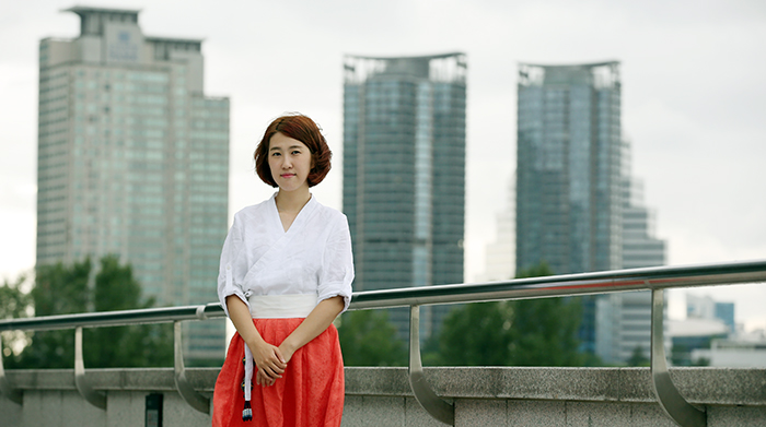 손수 제작한 생활한복을 입은 황이슬 대표 (사진: 전한)