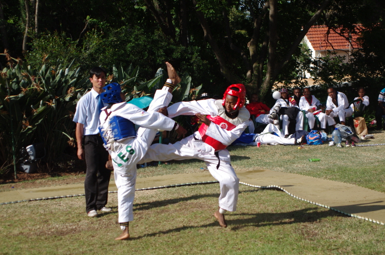 격렬하게 발차기로 겨루고 있는 두 선수의 모습.