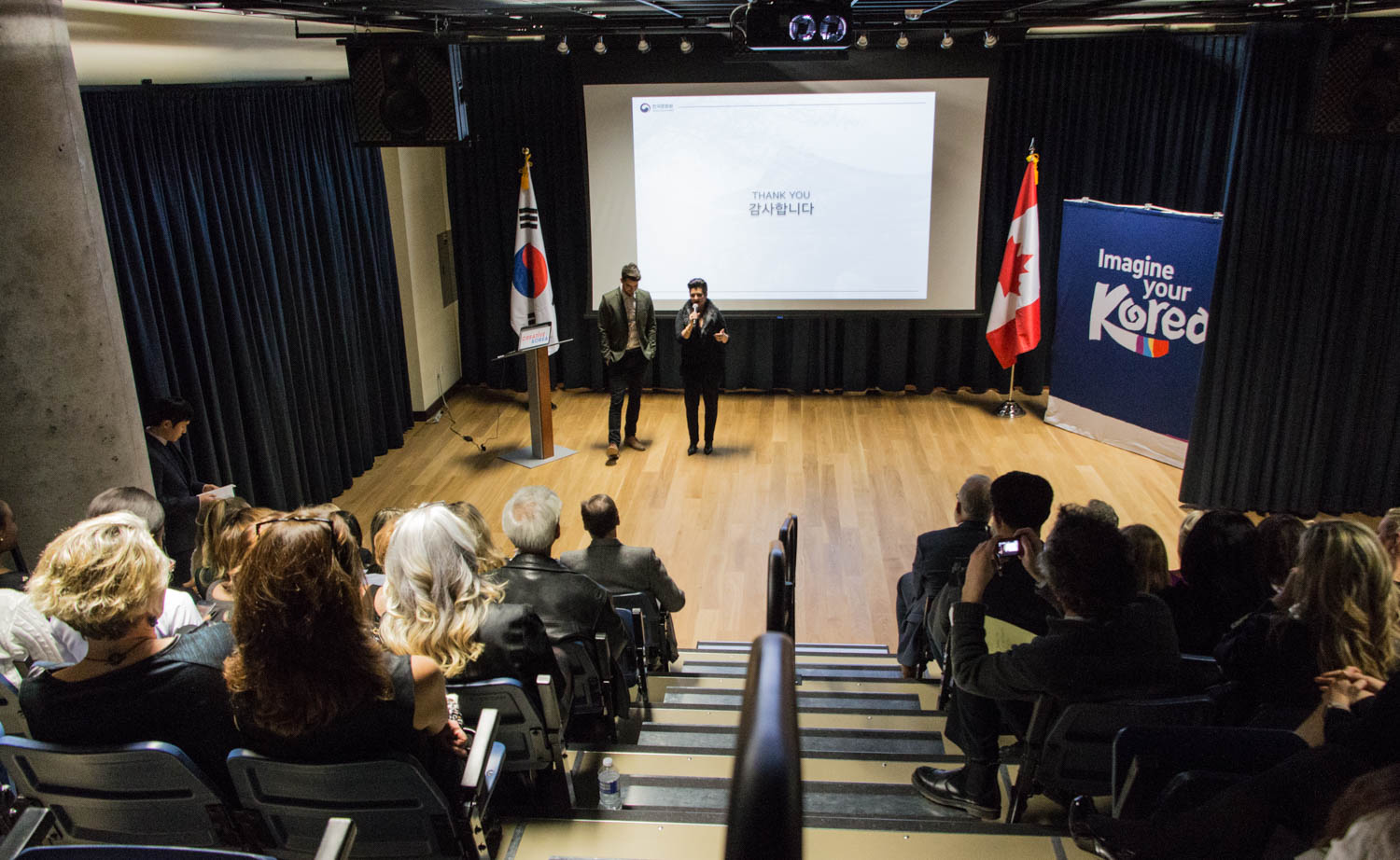 2016년 8월 한국을 방문한 쥴리 뷴 방송인이 'Travel Libre: Korea' 프로그램에 대해 설명 중이다.