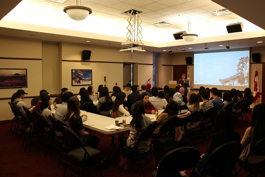 주캐나다 한국대사관에서 4월 6일 열린 K-드라마 상영회. 유현정 교사의 한국어 수업을 듣는 학생들이 조별로 제작한 한국 드라마 영상을 함께 보는 시간이었다.