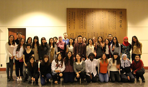 주캐나다 한국대사관을 방문한 칼튼대학교 학생들이 K-드라마 발표회를 기념하며 단체사진을 찍었다.