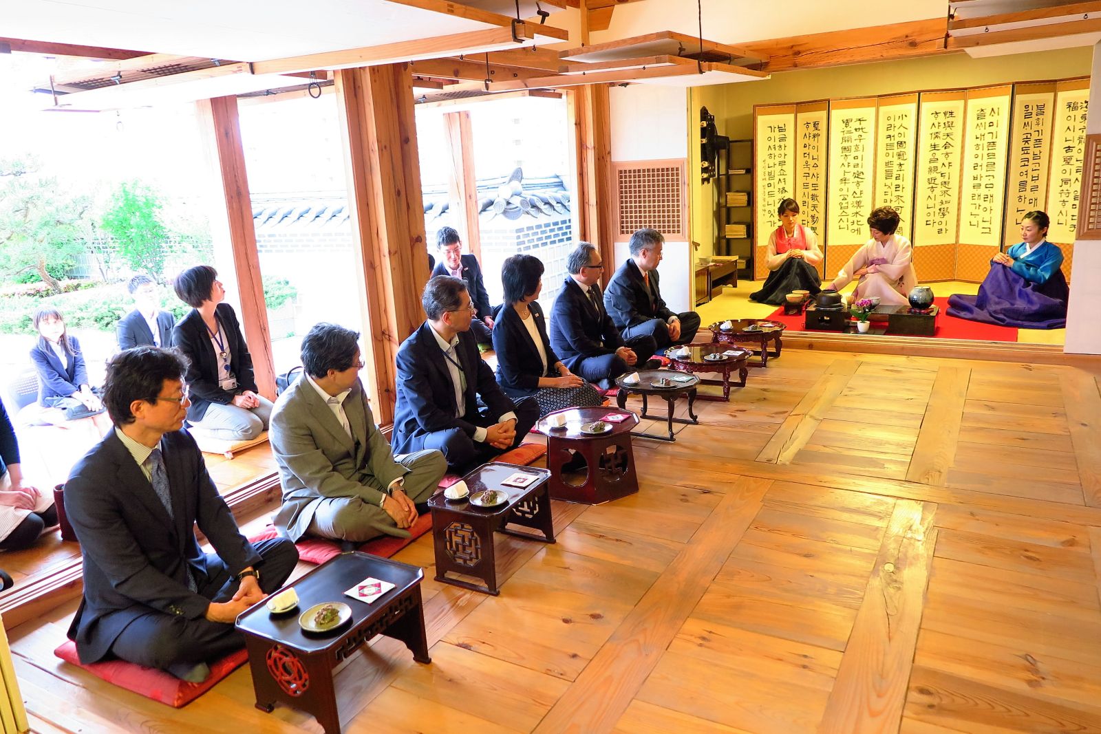주동경 한국문화원은 '문화가 있는 날' 행사로 일본 각계의 오피니언 리더들을 초대해 한국의　전통차와　음악을 즐기는 시간을 마련했다.