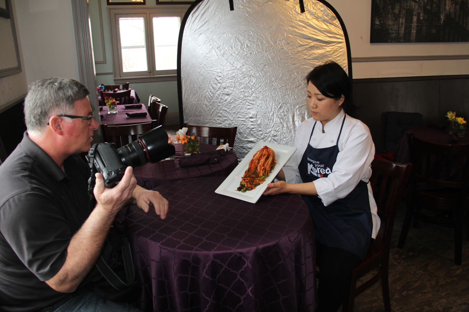 김치를 들고 포즈를 취하고 있는 나선나 셰프