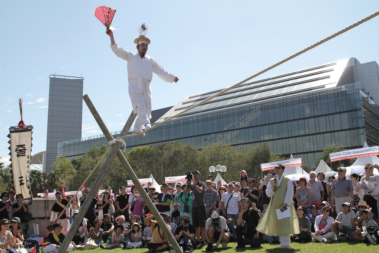 김대균 명인이 줄타기 공연 중이다.