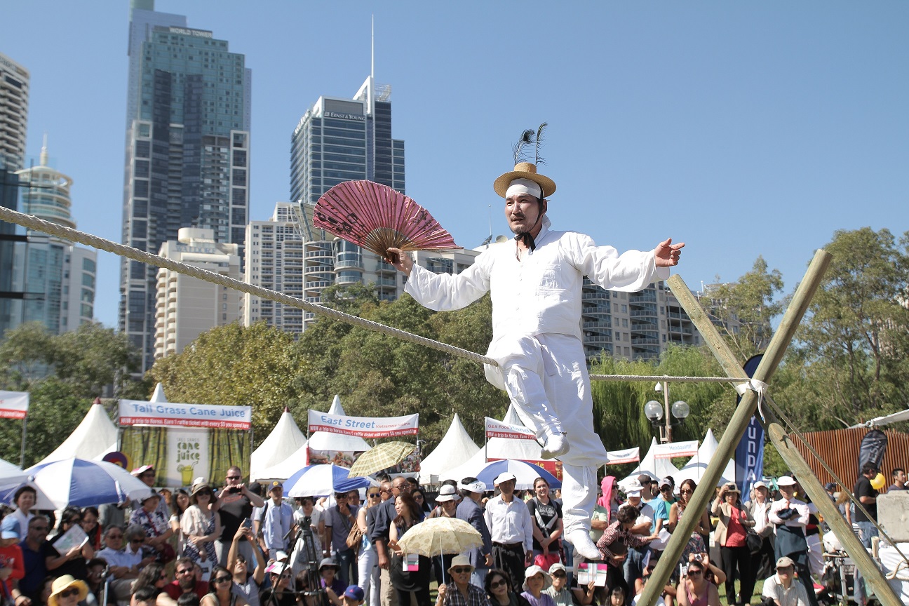 김대균 명인이 줄타기 공연 중이다.