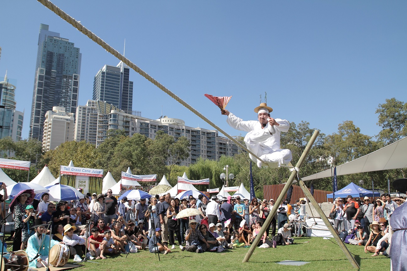 김대균 명인이 유네스코가 지정한 인류무형문화유산인 줄타기 공연을 호주에서 처음으로 선보였다.