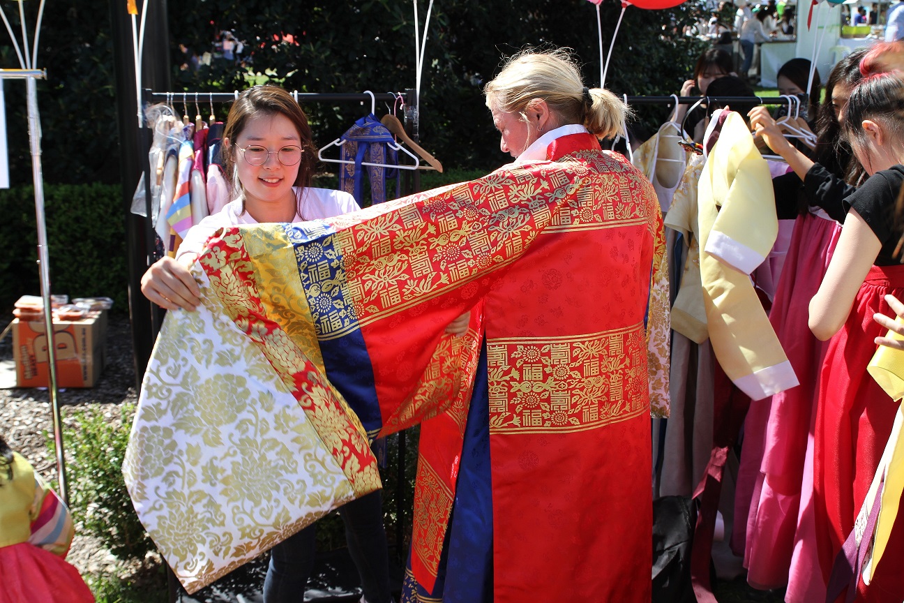 한복 체험은 더운 날씨에도 불구하고 가장 인기가 많았다.