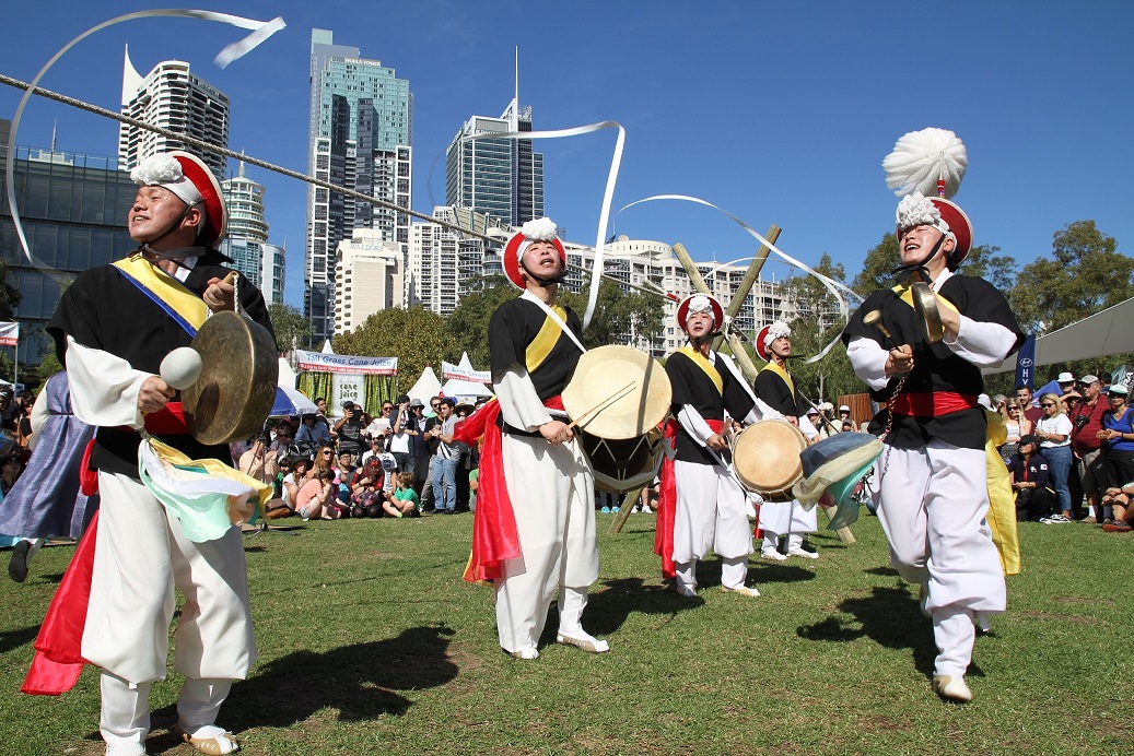 4월 2일 달링 하버 텀발롱 파크에서 시드니한민족축제가 열려 약 5만여 명이 축제를 즐겼다.