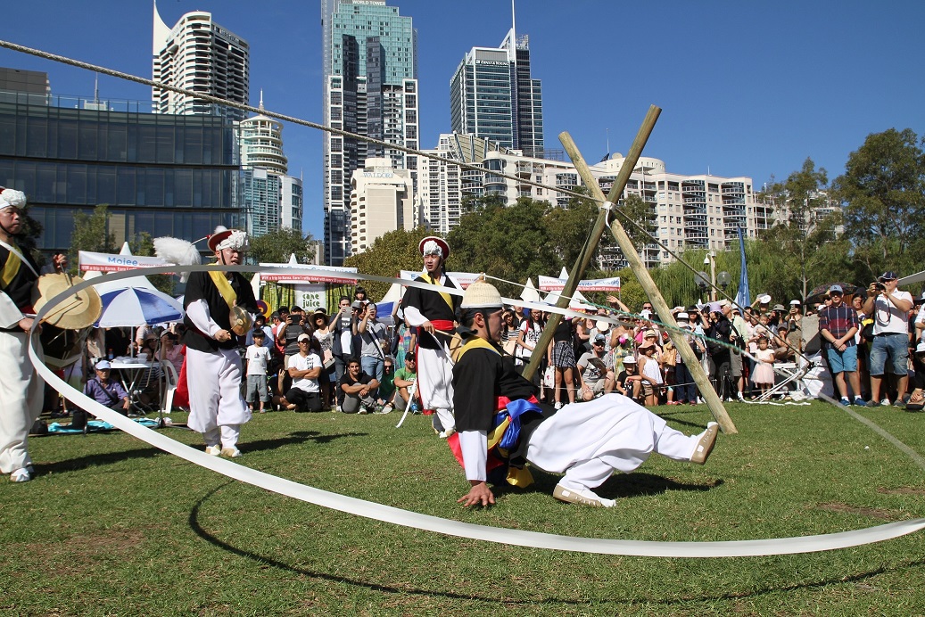 4월 2일 달링 하버 텀발롱 파크에서 시드니한민족축제가 열려 약 5만여 명이 축제를 즐겼다.