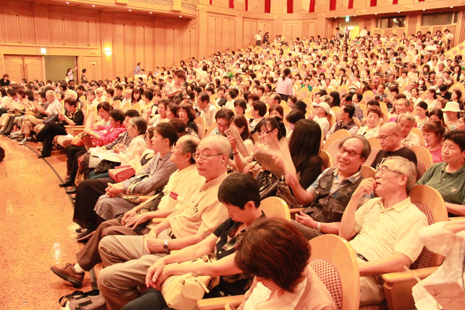 이즈미홀을 찾은 관객들은 한일 연합 플루트 오케스트라단의 공연에 대해 만족감을 표했다.