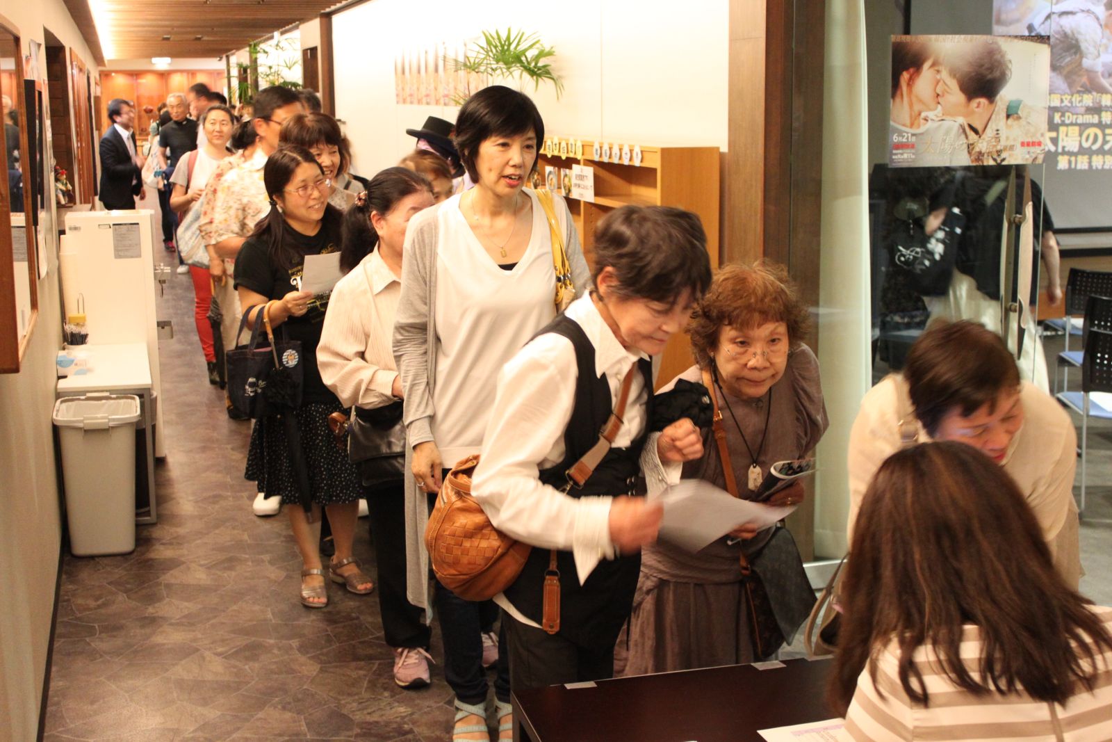 ‘K-Drama 특별이벤트 ‘태양의 후예’ 특별시사회‘를 위해 주오사카 한국문화원을 찾은 관람객들이 줄을 길게 늘어서 있다.