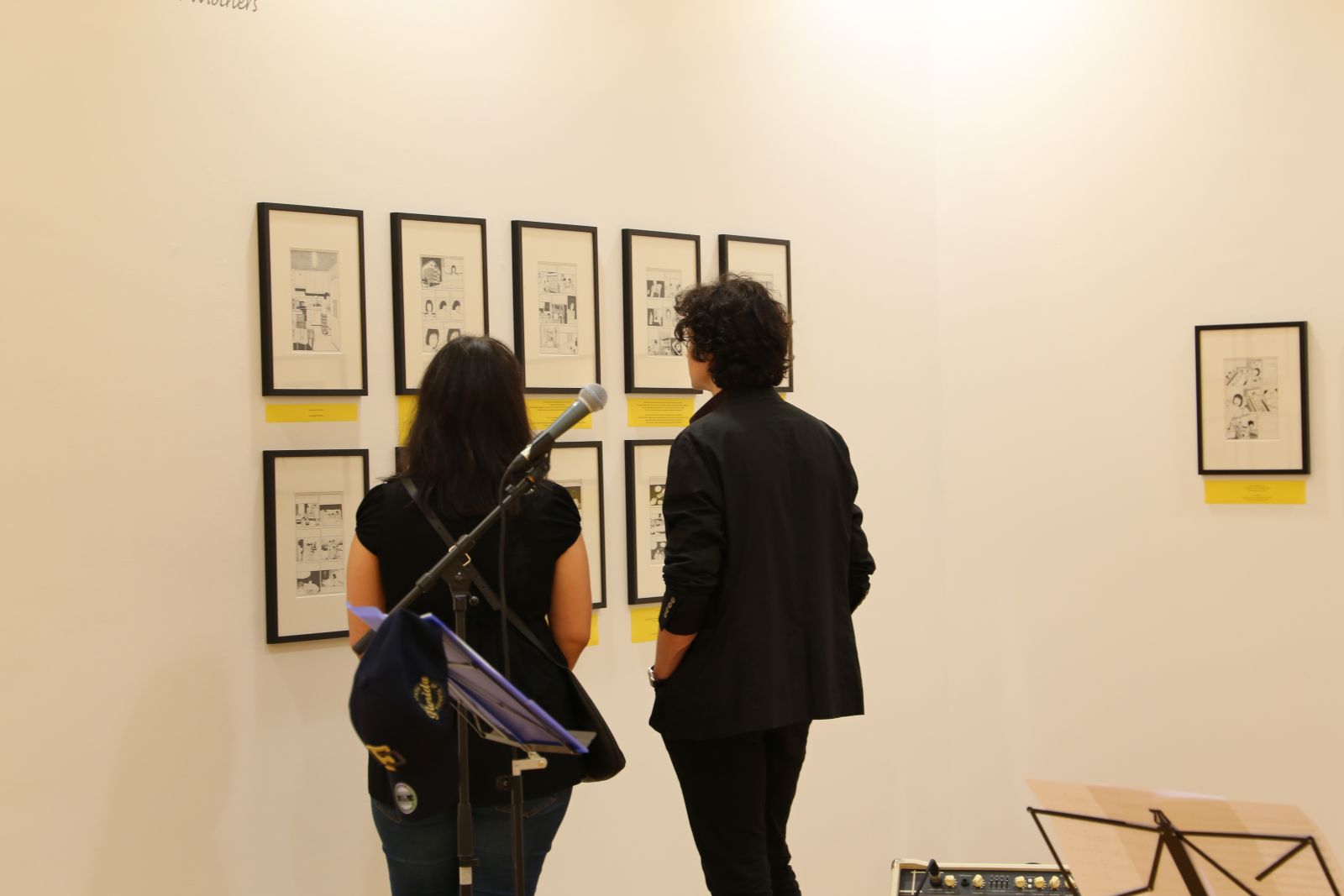 벨기에 관객이 주벨기에 한국문화원 전시실을 찾아 가족이라는 공동의 가치를 공통의 언어인 만화로 풀어낸 작품을 관람하고 있다.