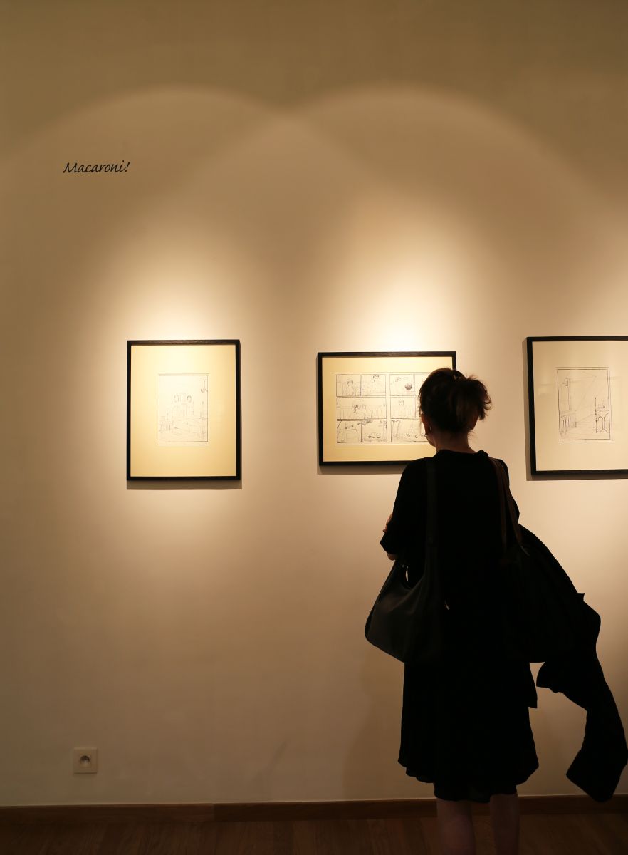 벨기에 관객들이 주벨기에 한국문화원 전시실을 찾아 가족이라는 공동의 가치를 공통의 언어인 만화로 풀어낸 작품을 관람하고 있다.