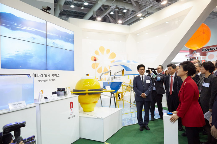 박근혜 대통령이 20일 부산 벡스코(BEXCO)에서 열린 `2014 ITU 전권회의 개회식 후 월드 IT 쇼를 참관했다.