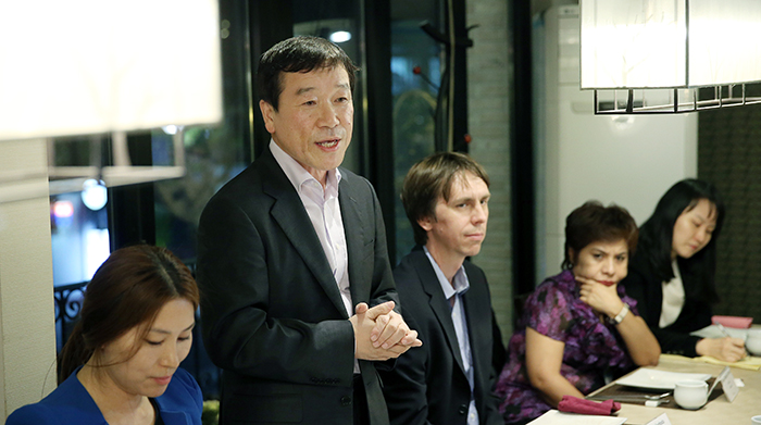 ITU 전권회의 12개국 외신 취재 기자단과의 간담회가 열린 22일 해외문화홍보원의 김재원 원장이 환영인사를 하고 있다.