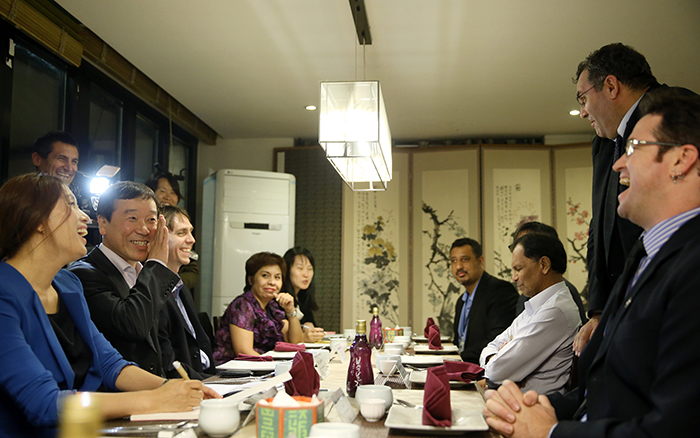  ITU 전권회의 12개국 외신 취재 기자단과의 간담회가 열린 22일 해외문화홍보원의 김재원 원장이 기자단과 이야기를 나누며 환하게 웃고 있다.