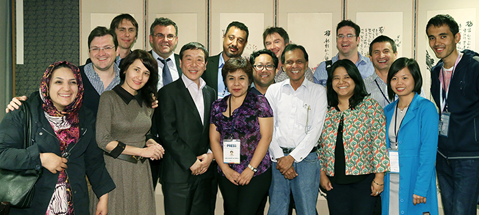  ITU 전권회의 12개국 외신 취재 기자단과의 간담회가 열린 22일 해외문화홍보원의 김재원 원장이 기자단과 함께 기념촬영을 하고 있다.