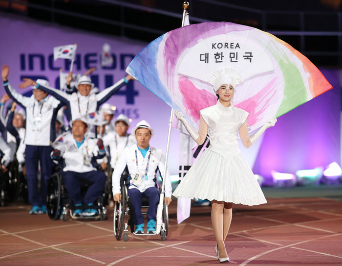 인천 장애인 아시아경기대회 개막식에서 한국 선수단이 경기장으로 입장하고 있다.