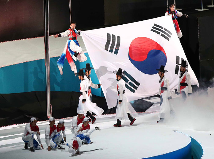  2014 인천 장애인 아시아경기대회 개막식에서 대형태극기가 게양되고 있다.