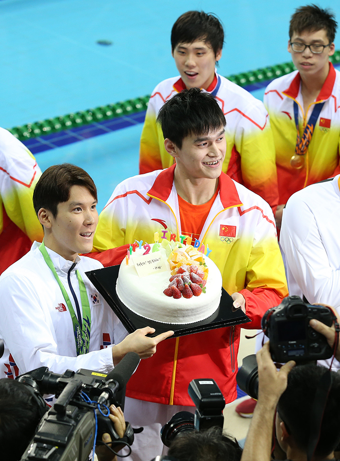 “태환아 생일 축하해” 아시아경기대회는 선수들의 기량을 겨루는 자리에 앞서 아시아인들의 화합과 우정을 위한 자리다. 그런 대회 목적에 가장 어울리는 모습이 수영 라이벌 박태환과 쑨양에 의해 연출됐다. 수영 마지막 경기가 열린 9월 26일 혼계영에서 동메달을 수상하고 사진을 찍고 있던 박태환에게 쑨양이 생일 케이크를 들고 나타났다. 생일 하루 앞서 박태환에게 생일 케이크를 선물한 쑨양은 케이크 크림을 박태환의 얼굴에 바르는 등 짓궂은 모습을 보이며 짧지 않은 기간 동안 레인 사이에서 경쟁하며 이어져온 그들의 돈독한 우정을 보여줬다.