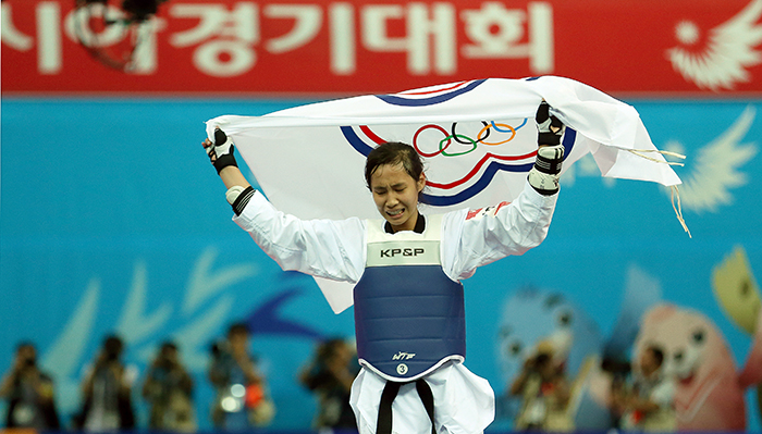  30일 태권도 여자 -53kg급에서 금메달을 확정한 대만의 후앙윤웬이 대만 국기를 들고 경기장을 돌며 감격해 하고 있다.