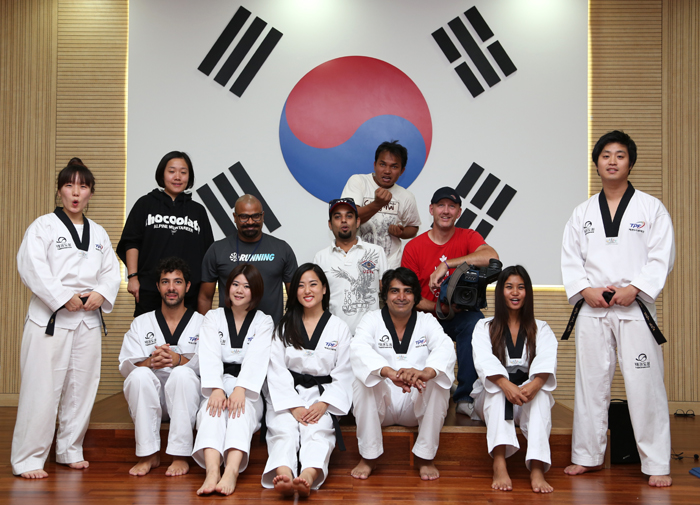 방한한 해외언론인들이 도복을 입고 태권도를 직접 배우며 촬영을 하고 있다.