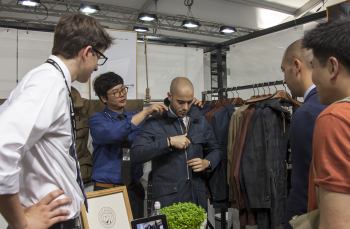 이탈리아 현지 바이어들이 남성복 전문 브랜드인 ‘바스통’의 점퍼를 입어보고 있다. (사진제공: 문화체육관광부)
