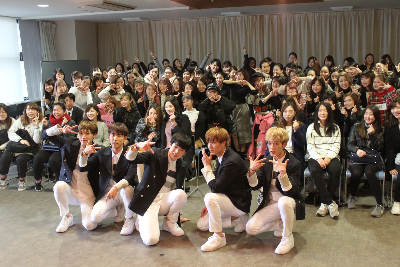 미용 전문학교 학생들이 K-POP 그룹 멤버들의 헤어와 메이크업을 담당하고 외국어 전문학교 학생들과 한국어 학습 등에 대해 토크이벤트가 열려 학생들의 전공과 관련한 경험을 쌓을 수 있는 교류회였다.