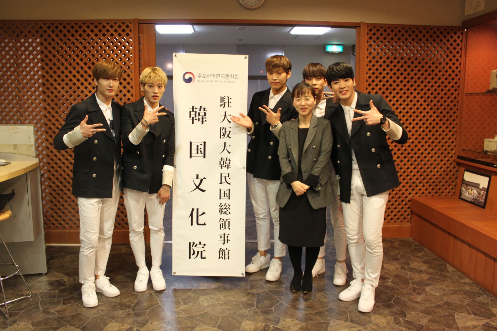 신인 K-POP그룹 'TOP SECRET'과 'J2KC'가 11월 24일 문화원 누리홀에서 쇼케이스 공연을 펼치고 외국어, 미용 전문학교 학생들의 전공과 관련한 교류회가 열렸다.